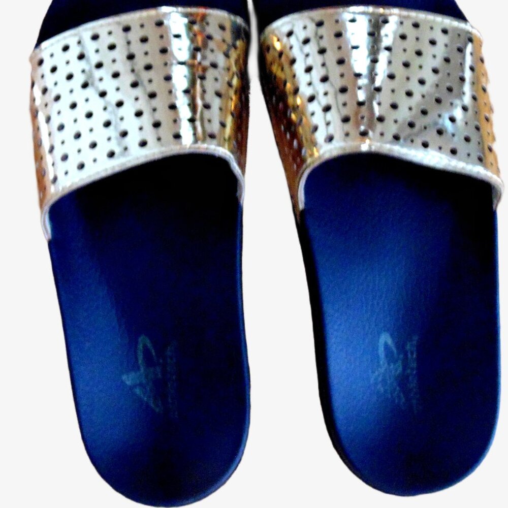 WOMANS/GIRLS ATHLETECH GOLD SANDALS /SLIDDERS SIZE 5/6 PRE-OWNED 